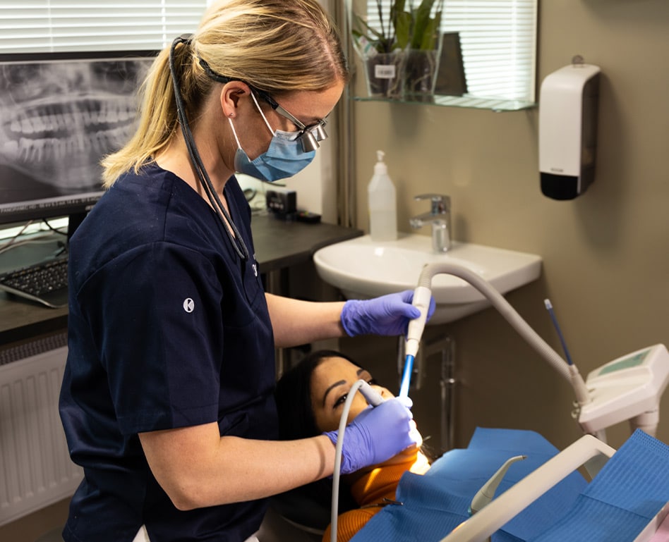 Dentalpark ansatt som utfører behandling