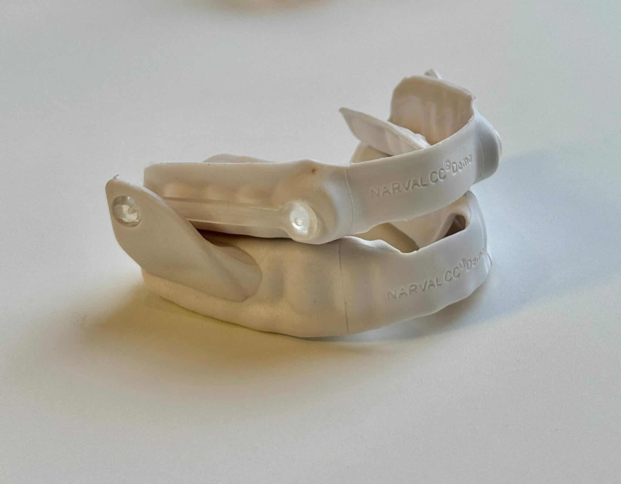 Narval CC søvnapnéskinne på hvit bakgrunn. Tilpasset tannsplint for behandling av snorking og obstruktiv søvnapné.